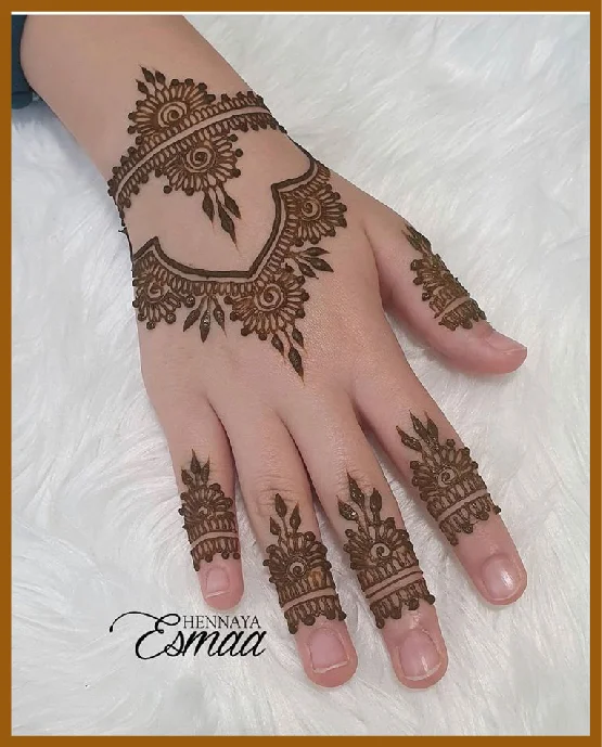 Bracelet + Finger Trail Aesthetic Back Hand Mehndi